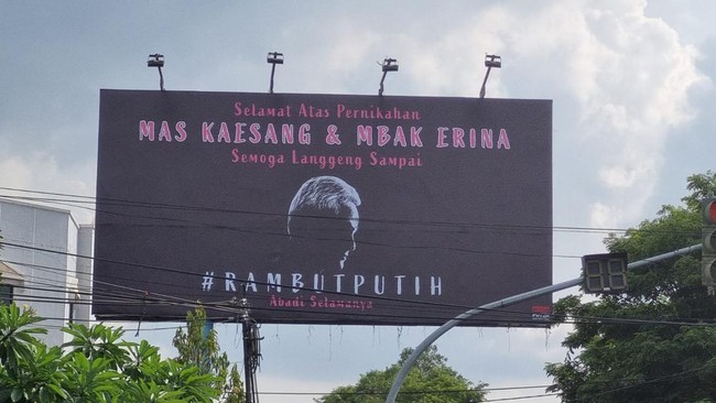 Pada baliho dengan tulisan '#RAMBUTPUTIH Abadi Selamanya' itu terpampang pula silet wajah seseorang yang mirip Gubernur Jateng cum kader PDIP Ganjar Pranowo.