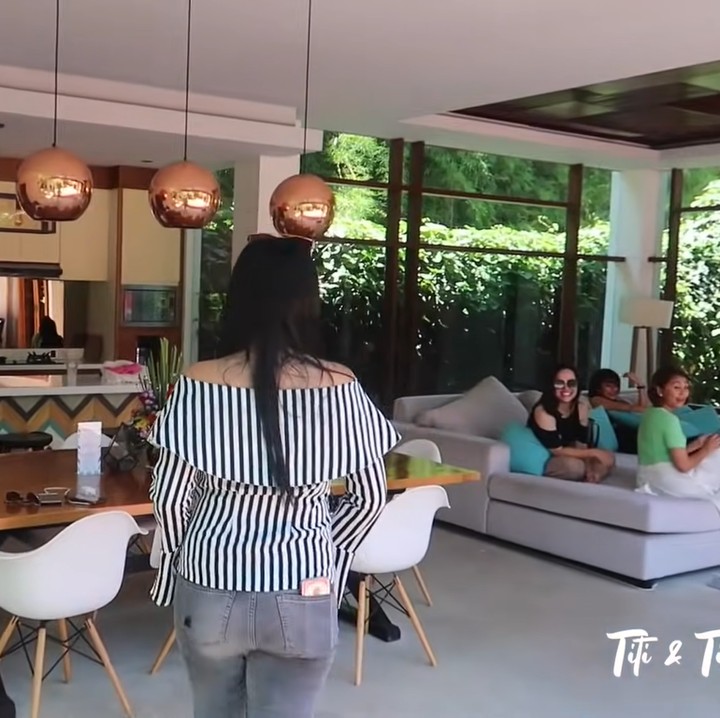 <p>Dapur, ruang makan, dan living area pun menyatu di villa Titi Kamal. Keliatannya lega dan luas banget, ya Bun. (Foto: YouTube/Titi dan Tian)</p>
