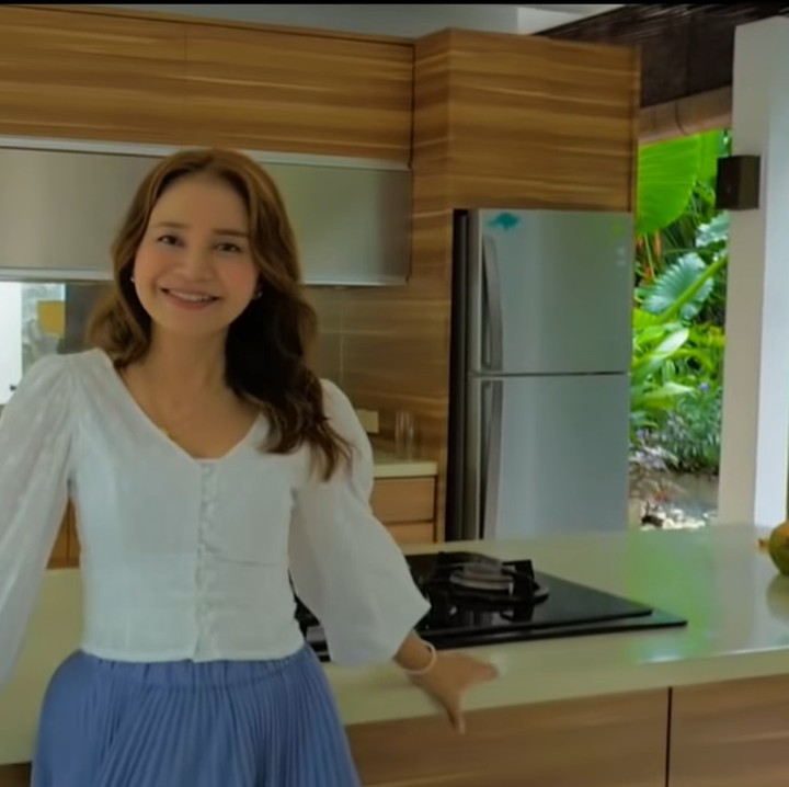 <p>Dapur villa Rossa di Bali terlihat sederhana, ya Bun. Biasanya Rossa menghabiskan sarapan pagi langsung di dapur yang luas ini. Tak lupa dengan kelapa hijau yang selalu disedian. (Foto: YouTube/Rossa Official)</p>