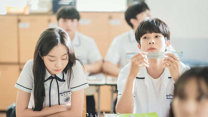 Potret stil cut dari drama Korea Our Beloved Summer.