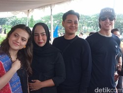 El Rumi Hadiri Pemakaman Ayah Marsha Aruan