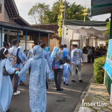 Jelang Prosesi Siraman Erina Gudono, Rombongan Keluarga Kompak Pakai Busana Biru
