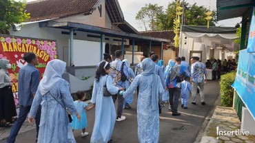 img-title Jelang Prosesi Siraman Erina Gudono, Rombongan Keluarga Kompak Pakai Busana Biru