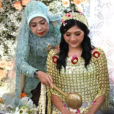 Erina Gudono Pakai Batik Motif Grompol Saat Jalani Siraman