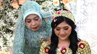img-title Erina Gudono Pakai Batik Motif Grompol Saat Jalani Siraman