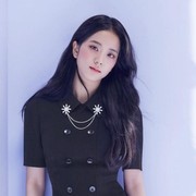 5 Inspirasi Gaun Hitam ala Jisoo BLACKPINK, Cantik dan Elegan!