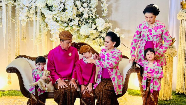 Tak cuma Jan Ethes yang tampil menggemaskan cucu-cucu perempuan Jokowi dan Iriana Jokowi juga terlihat menggemaskan dengan beskap dan kutu baru.