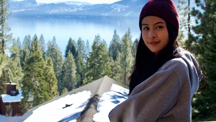 Cocok untuk Musim Hujan, Ini Gaya Para Selebriti saat Mengenakan Knitwear