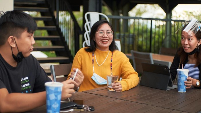 Ilustrasi berteman berbincang/ Foto: Pexel.com/jeff-vinluan-20921030