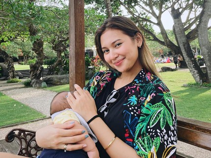 Potret Indah Pematasari Menyusui Si Kecil sambil Liburan di Bali