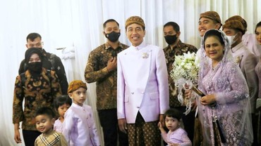 img-title Bertemu dan Salaman dengan Jokowi, Pengasuh Rayyanza Menangis Haru