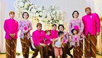 <p>Bagaimana tidak, Bunda dua anak ini tampil menawan saat menghadiri seluruh rangkaian prosesi pernikahan Kaesang dan Erina. Mulai dari pengajian, midodareni, akad nikah, hingga tasyakuran. (Foto: Laily Rachev/Tim Media Pernikahan Erina-Kaesang)</p>