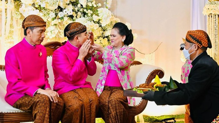 Jokowi sekeluarga berfoto bersama usai siraman Kaesang Pangarep, Jumat (9/12/2022).