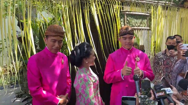 Kaesang Pangarep acungkan dua jempol saat ditanya jelang momen pernikahannya dengan Erina Gudono Kaesang Pangarep acungkan dua jempol saat ditanya jelang momen pernikahannya dengan Erina Gudono, Jumat (9/12/2022).