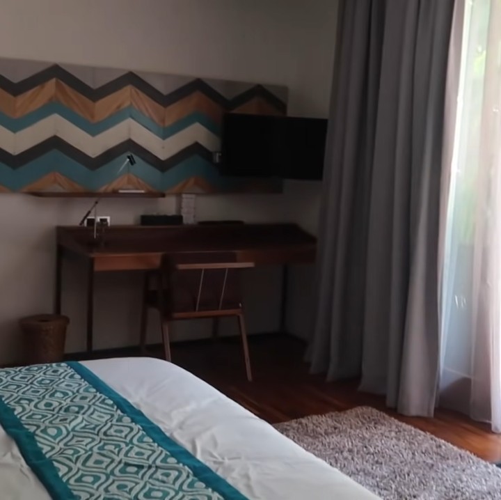 <p>Kamar utama villa Titi Kamal ada di lantai dasar. Kamar ini pun didekorasi dengan furnitur kayu yang senada sehingga suasana alamnya masih terasa. (Foto: YouTube/Titi dan Tian)</p>