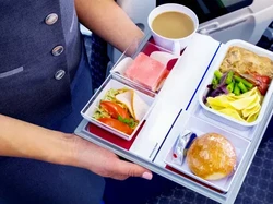 Ahli Sarankan Tidak Makan di Pesawat, Ini Alasannya