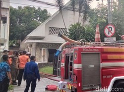 Sebuah Rumah di Jalan Dr Soetomo Surabaya Terbakar, 10 PMK Diterjunkan