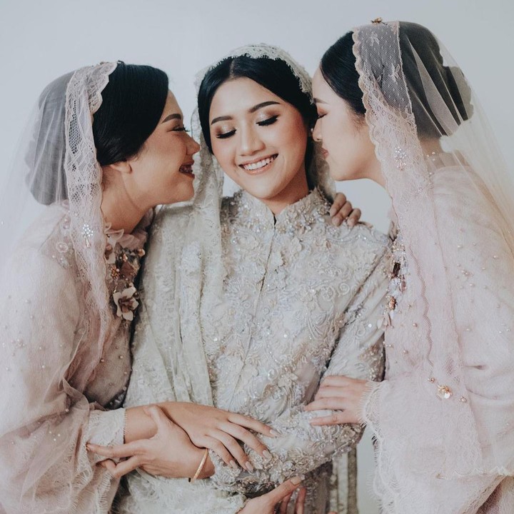 <p>Kakak laki-laki Erina juga tak kalah menarik perhatian, Bunda. Pria yang akan menjadi wali nikah nanti disebut sangat mirip dengan Kaesang, lho. "Si abang mukanya mirip2 kaesang dah. Jgn2 erina emang nyari muka2 abangnya nih," ujar @kuci****. (Foto: Instagram @erinagudono)<br /><br /><br /></p>