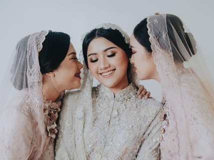 5 Potret Erina bersama Dua Saudara Perempuannya yang Tak Kalah Cantik