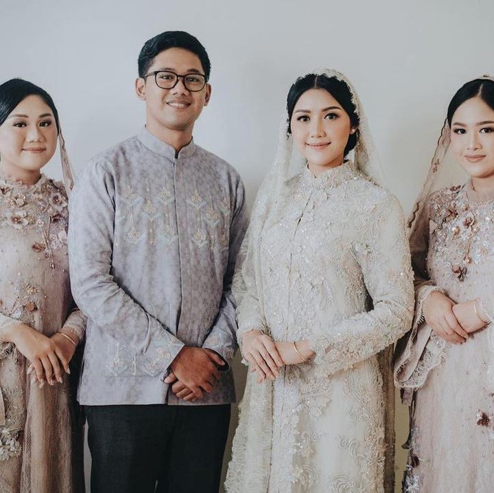 <p>Seperti biasa, netizen menuai beragam reaksi dalam kolom komentar. Tak hanya memuji penampilan Erina, juga kedua saudara perempuannya yang tak kalah cantik. "Keluarganya ayu2," ungkap @luvly****. (Foto: Instagram @erinagudono)<br /><br /><br /></p>