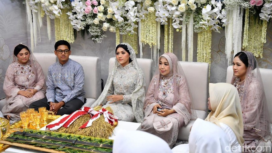 Keluarga Erina Gudono saat semakan Al-Qur'an di kediaman Erina Gudono di Sleman, Kamis (8/12/2022). Keluarga Erina Gudono saat semakan Al-Qur'an di kediaman Erina Gudono di Sleman, Kamis (8/12/2022).