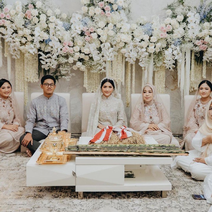 <p>Dalam unggahan tersebut, Erina terlihat berada ditengah-tengah keluarga. Di sisi kanan dan kiri, ada sang ibunda, kakak laki-laki, serta kedua kakak perempuannya. (Foto: Instagram @erinagudono) <br /><br /><br /></p>