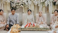 <p>Dalam unggahan tersebut, Erina terlihat berada ditengah-tengah keluarga. Di sisi kanan dan kiri, ada sang ibunda, kakak laki-laki, serta kedua kakak perempuannya. (Foto: Instagram @erinagudono) <br /><br /><br /></p>