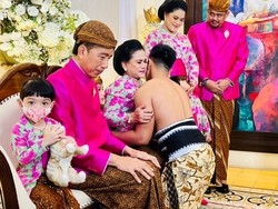 Gaya Lucu La Lembah Manah Bawa Boneka Kucing saat Sungkeman Kaesang