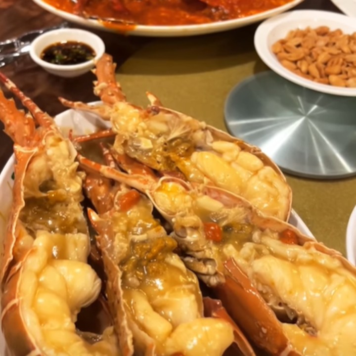 <p>Felicia kembali memperlihatkan momen ketika menyantap makanan lezat. Kali ini tersaji aneka olahan seafood di hadapannya, mulai dari lobster hingga kepiting. (Foto: Instagram @feliciatissue)</p>