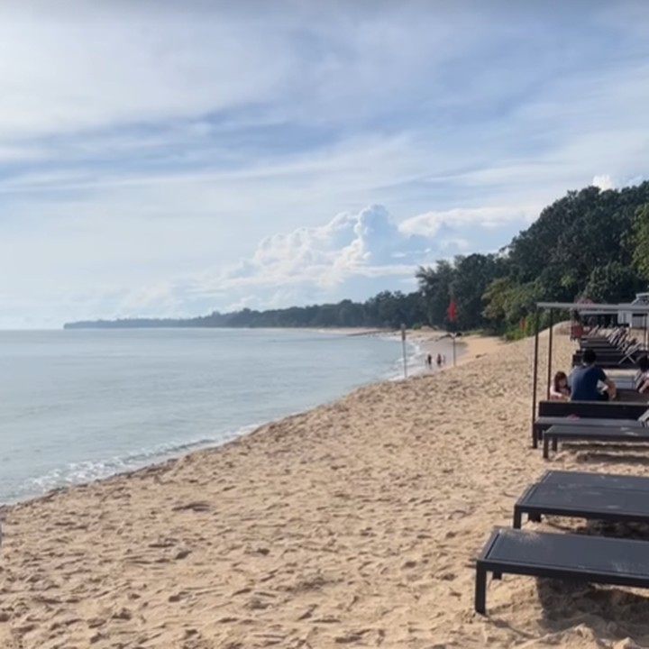 <p>Felicia Tissue juga sempat mengabadikan momen ketika pergi ke pantai, Bunda. Meski begitu, ia tak menyebutkan di mana lokasi ia berlibur. (Foto: Instagram @feliciatissue)</p>