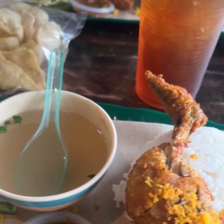 <p>Felicia Tissue tampak sangat menikmati liburan tersebut. Ia menyempatkan diri untuk berwisata kuliner. "Katanya ayam penyet di sini terkenal," tulisnya. (Foto: Instagram @feliciatissue)</p>
