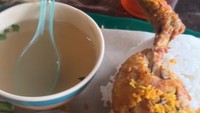 <p>Felicia Tissue tampak sangat menikmati liburan tersebut. Ia menyempatkan diri untuk berwisata kuliner. "Katanya ayam penyet di sini terkenal," tulisnya. (Foto: Instagram @feliciatissue)</p>