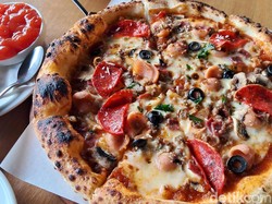 Lebih Gurih dan Bikin Nagih, 5 Alasan Ini Bikin Rasa Pizza di Restoran Lebih Enak