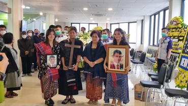 Salam Perpisahan Marsha Aruan di Pemakaman Sang Ayah