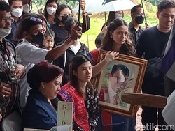 Isak Tangis Marsha Aruan dan Adik Iringi Pemakaman Ayahanda