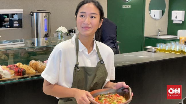 Chef Renatta Moeloek memperkenalkan salah satu sajian Nusantara buatannya, tongseng kambing.