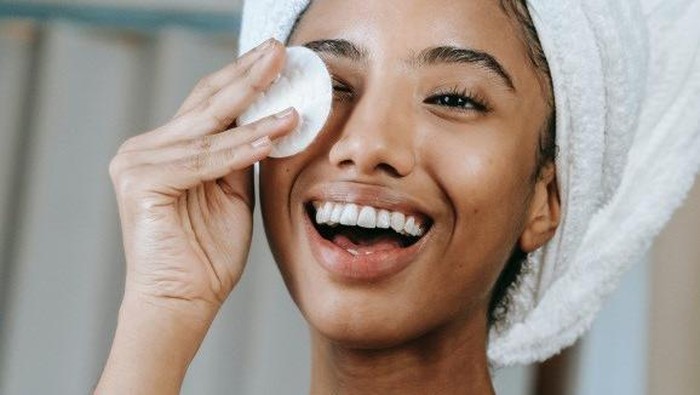 Melakukan double cleansing/foto: pexels.com