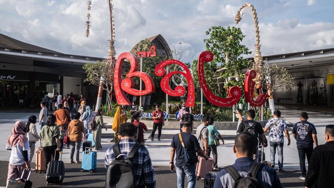 Kunjungan wisatawan domestik atau turis lokal ke Bali naik sekitar 40 persen di masa libur Lebaran 2023 dibandingkan jumlah kunjungan pada hari normal.