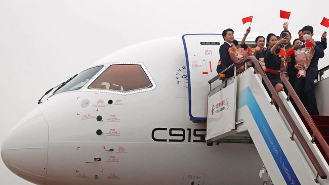 Pesawat C919 buatan China mengudara di Hong Kong, Rabu (13/12) kemarin. Ini kali pertama pesawat itu terbang di luar negeri.