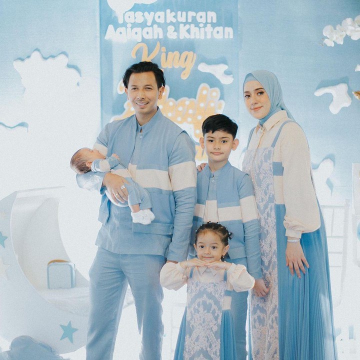 <p>King Zhafi anak Fairuz A Rafiq melaksanakan aqiqah pada bulan Februari lalu. Ia dan keluaraga pun kompak mengenakan baju serba biru dan putih. (Foto: Instagram: @fairuzarafiq)</p>