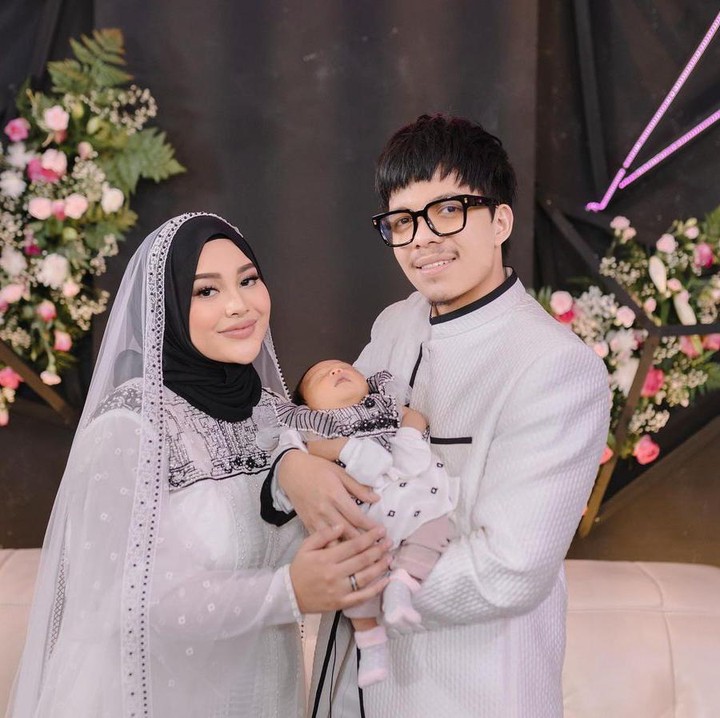 <p>Sebulan dilahirkan, Ameena anak Aurel dan Atta langsung melakukan aqiqah, Bunda. Ketiganya mengenakan pakaian senada hitam dan putih. (Foto: Instagram: @aurelie.hermansyah)</p>