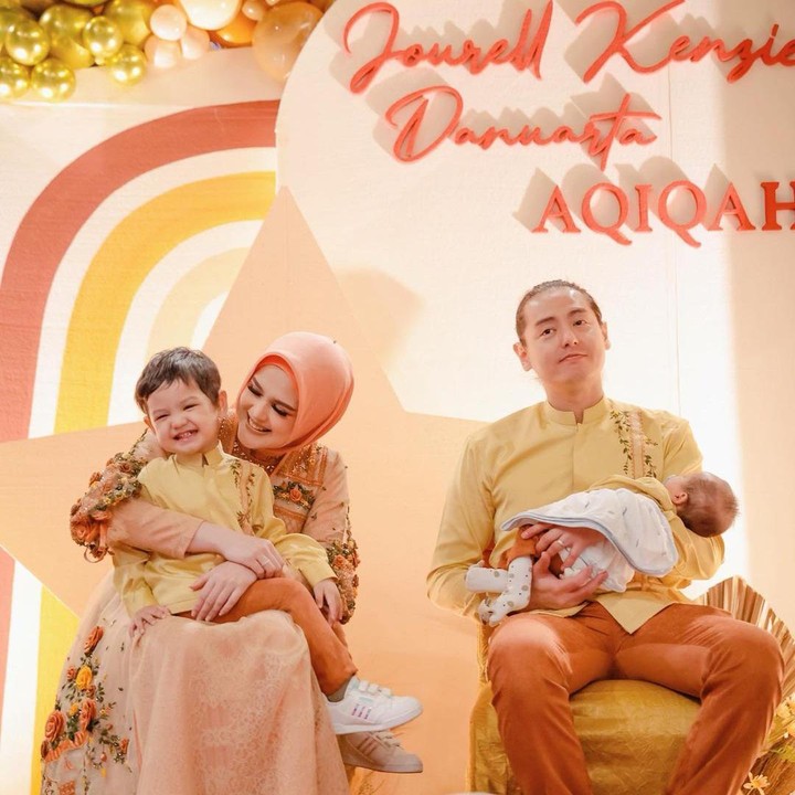 <p>Cut Meyriska dan Roger Danuarta memutuskan untuk mendekorasi acara aqiqah sang anak, Jourell Kenzie, dengan warna oranye. Konsepnya terlihat sangat elegan dan mewah ya, Bunda. (Foto: Instagram: @cutratumeyriska)</p>