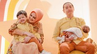 <p>Cut Meyriska dan Roger Danuarta memutuskan untuk mendekorasi acara aqiqah sang anak, Jourell Kenzie, dengan warna oranye. Konsepnya terlihat sangat elegan dan mewah ya, Bunda. (Foto: Instagram: @cutratumeyriska)</p>