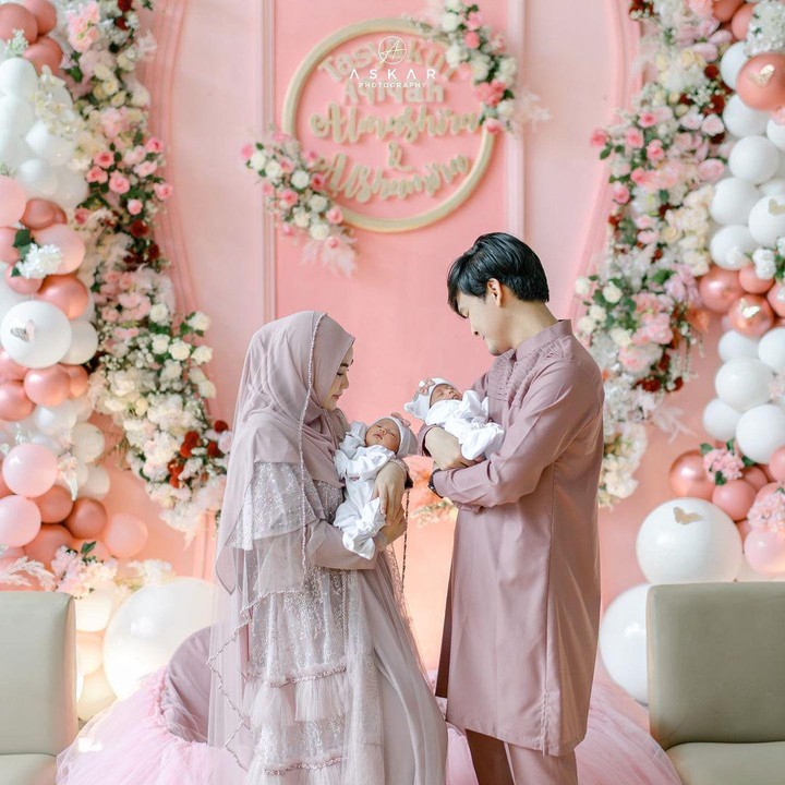 <p>Anak kembar Anisa Rahma, Alma dan Alsha, baru saja di aqiqah pada bulan November. Dekorasinya pink dan putih terlihat sangat menggemaskan. (Foto: Instagram: @anisarahma_12)</p>