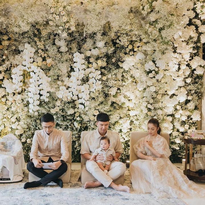 <p>Issa Xander anak Nikita Willy dan Indra Priawan melaksanakan aqiqah berbarengan dengan sang sepupu, Mika. Dekorasi bunga warna putih pun mendekorasi ruangan. (Foto: Instagram: @nikitawillyofficial94)</p>