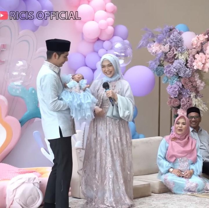 <p>Moana anak Ria Ricis melaksanakan prosesi aqiqah dengan tema bawah laut, Bunda. Momen ini turut dijadikan hari di mana wajahnya pertama kali diperlihatkan ke publik, lho. (Foto: YouTube Ricis Official)</p>