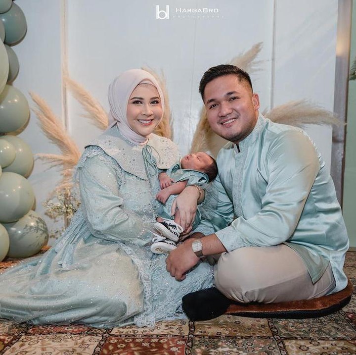 <p>Artis cantik Kesha Ratuliu melaksanakan prosesi aqiqah sang anak, Qwenzy, dengan tema serba hijau nih, Bunda. Mewah, ya! (Foto: Instagram: @kesharatuliu05)</p>