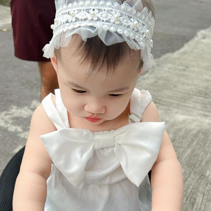 <p><em>"Ndisssku fashion sobat indie. Sangat Nella Kharisma,"</em> kata seorang netizen. <em>"Gendhis nanti kalau sudah gede pasti cantiknya mamanya banget,"</em> kata netizen lainnya. (Foto: Instagram: @nellakharisma)</p>