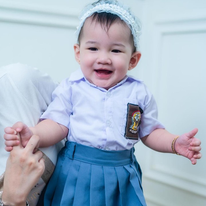 <p>Beberapa waktu lalu, Gendhis sempat mengenakan pakaian ala anak SMA. Gemas banget ya, Bunda. (Foto: Instagram: @nellakharisma)</p>