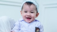 <p>Beberapa waktu lalu, Gendhis sempat mengenakan pakaian ala anak SMA. Gemas banget ya, Bunda. (Foto: Instagram: @nellakharisma)</p>